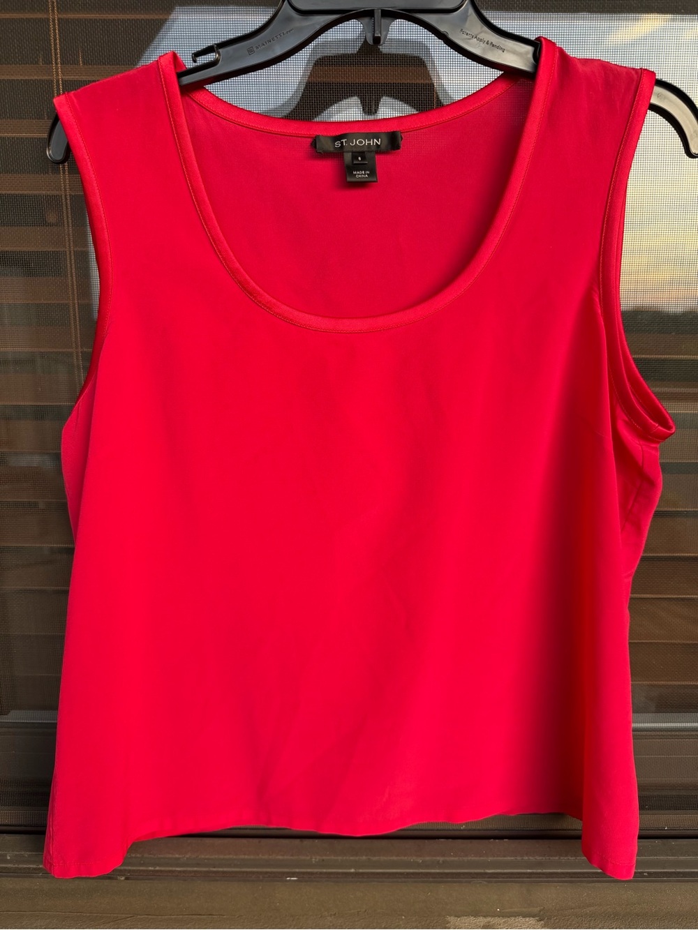 St. John fuchsia sleeveless Scoop Neck Tank in Silk sz 8